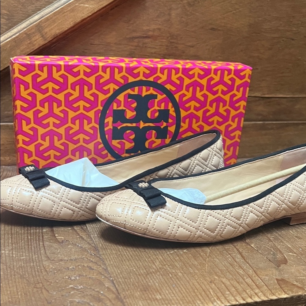 Tory Burch Tan and Black Quilted Bow Flats - Picture 8 of 10